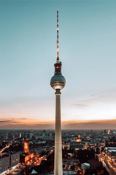 Függőleges Felvétel Berliner Fernsehturmról Egy Idegenforgalmi Attrakció Berlinben Németországban Városkép — Stock Fotó