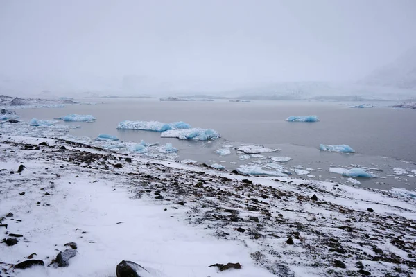 Vista Ângulo Largo Lago Glaciar Fjallsarlon Islândia Mostrando Muitos Icebergs — Fotografia de Stock