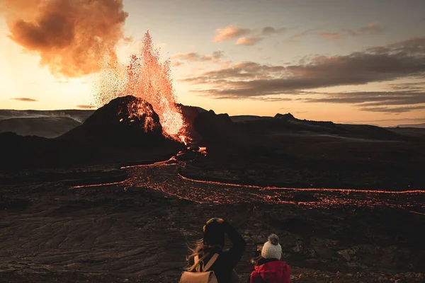 Kväll Med Utsikt Över Vulkanutbrottet Island Folk Tittar Den Eldiga — Stockfoto