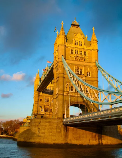 Pionowy Widok Tower Bridge Błękitne Zachmurzone Tło Nieba Londynie Wielka — Zdjęcie stockowe