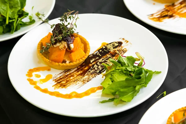 Primer Plano Tartalete Decorado Con Verduras Salsas Restaurante Johannesburgo — Foto de Stock