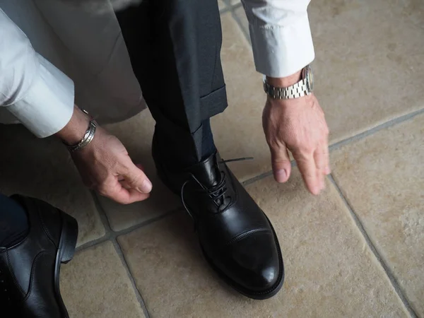 Closeup Elegant Male Adjusting Shoelace His Black Leather Shoe — Stock Photo, Image