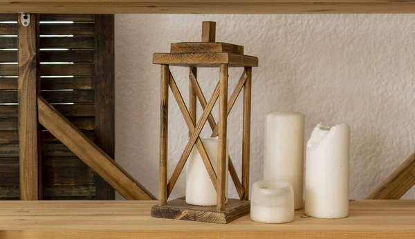 Polici Stojí Stará Dřevěná Dekorativní Lampa Parafínové Svíčky Dekor Moderního — Stock fotografie