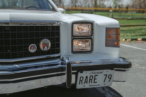 1979年一辆白色福特Ranchero经典汽车前侧的特写镜头 — 图库照片