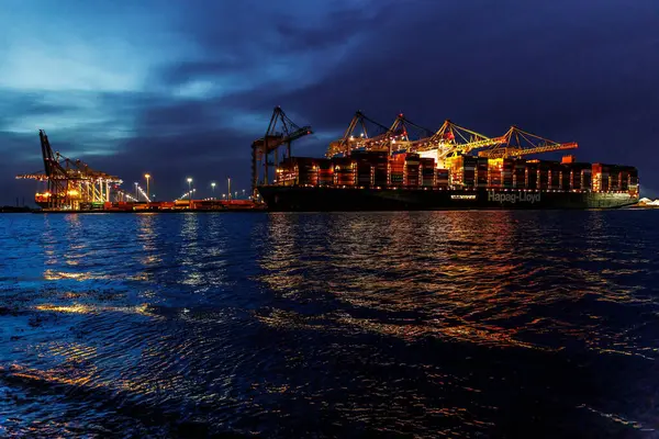 Gece Southampton Limanında Büyük Bir Konteyner Gemisinin Güzel Bir Manzarası — Stok fotoğraf