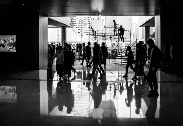 Silhouetten Van Mensen Hong Kong Apple Store Reflecties Zwart Wit — Stockfoto