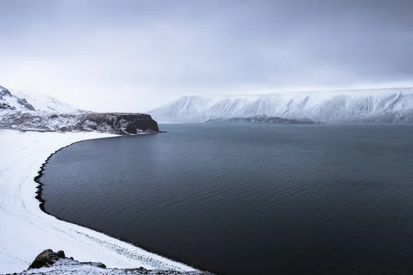 Kylig Utsikt Över Den Frusna Sjön Kleifarvatn Island Molnig Himmel — Stockfoto