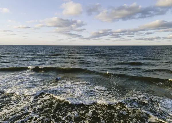 Herbstlicher Sonnenuntergang Über Der Küste Menschen Spazieren Gehen Und Surfer — Stockfoto