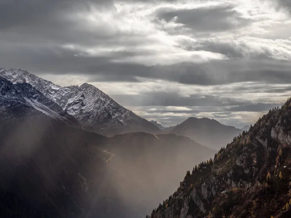 Piękny Widok Wysokiego Szczytu Góry Pokrytej Śniegiem Pod Szarym Zachmurzonym — Zdjęcie stockowe