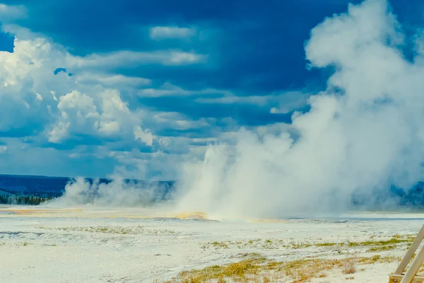 Parco Nazionale Yellowstone Con Geyser Sotto Cielo Blu Nuvoloso Nel — Foto Stock