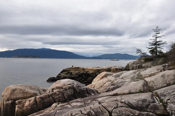 Rotsachtige Kust Tegen Het Meer Heuvels Bewolkte Lucht West Vancouver — Stockfoto