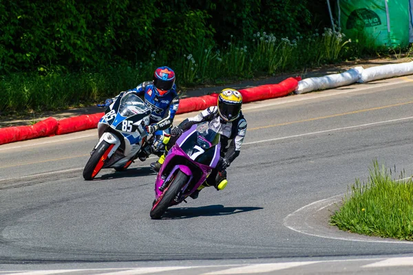 Pár Jezdců Traktoru Během Regionálního Formátovacího Motocyklového Závodu České Republice — Stock fotografie