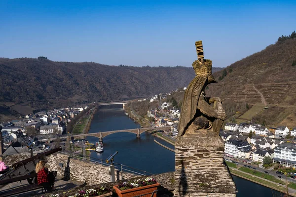 德国科切姆科切姆城堡蓝天背景雕像的风景画 — 图库照片