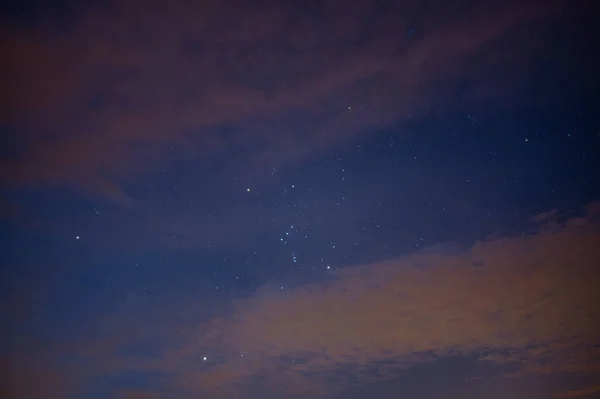 Низкоугольный Снимок Завораживающего Звездного Неба Ночью — стоковое фото