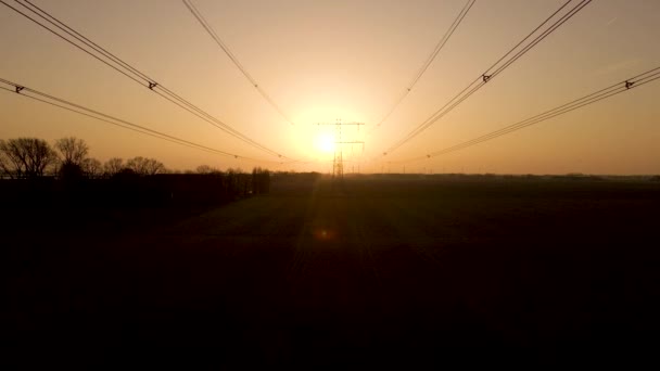 Hoogspanningsleidingen Van Gigantische Elektriciteitstransmissietoren Het Veld Het Platteland — Stockvideo