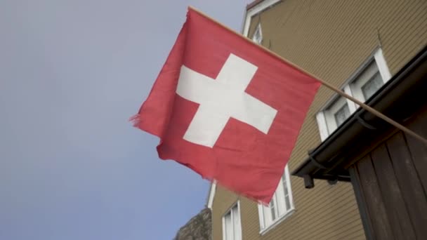 Angle Bas Drapeau Suisse Serpentant Extérieur Suspendu Bâtiment — Video