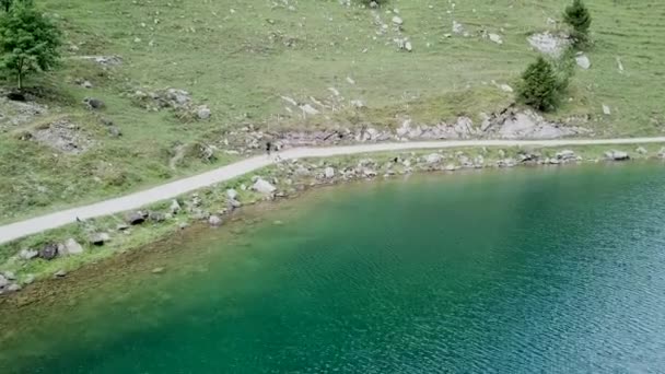 Vysoký Úhel Pohledu Lidi Procházející Blízkosti Švýcarských Alp — Stock video