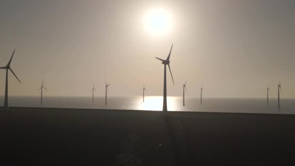 Вид Повітря Обертові Гігантські Вітрові Турбіни Воді Проти Заходу Сонця — стокове відео