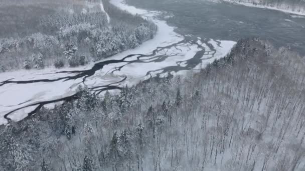 这条冰冻的河在冬季形成了独特的格局 — 图库视频影像