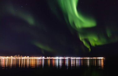Gece vakti İzlanda üzerindeki Aurora Borealis manzarası.