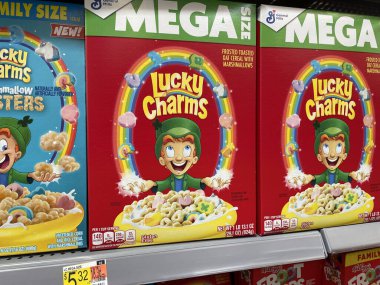 Grovetown, Ga USA - 04: 20 22: Walmart perakende mağazası Mega box Şanslı Cazibeler perakende mağazası rafında gevrek