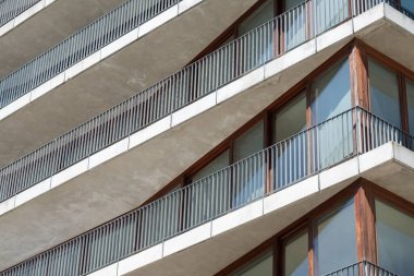 Parque das Nacoes, Lizbon 'daki modern bir binanın düşük açılı görüntüsü.