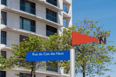 Parque das Nacoes, Lizbon 'da Rua do cais das Naus' un yön işareti.