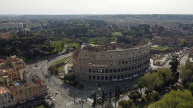 Roma, İtalya 'da güneşli bir günde Colosseum ve şehir manzarası.