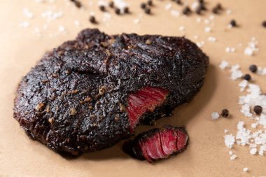 Ahşap bir masada tütsülenmiş sığır etinin yakın plan çekimi.