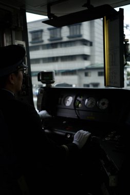 Bir tramvay şoförünün dikey görüntüsü.