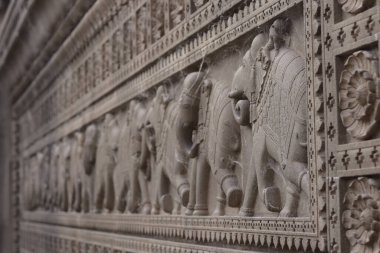 Fillerle ve çiçek şekilli desenlerle dolu Persepolis duvar oymalarının yakın çekimi.