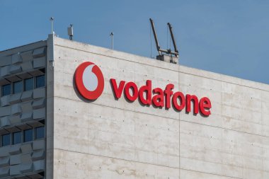 Vodafone Telekomünikasyon Şirketi 'nin işareti. Parque das Nacoes, Lizbon' daki bir binada logo var.