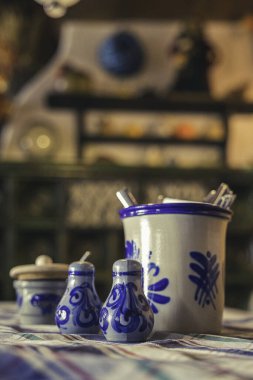 Masada seramik bulaşık takımının dikey görüntüsü.