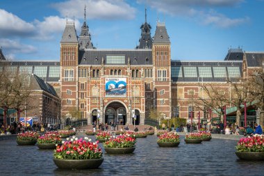 Amsterdam 'daki Rijksmuseum' a yazın lalelerle yakın çekim.