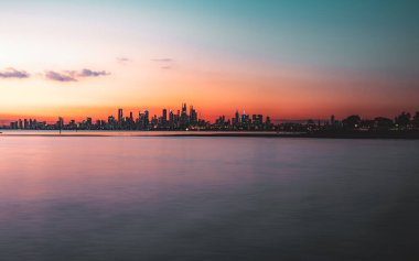 Gün batımında Chicago şehrinin panoramik bir görüntüsü.