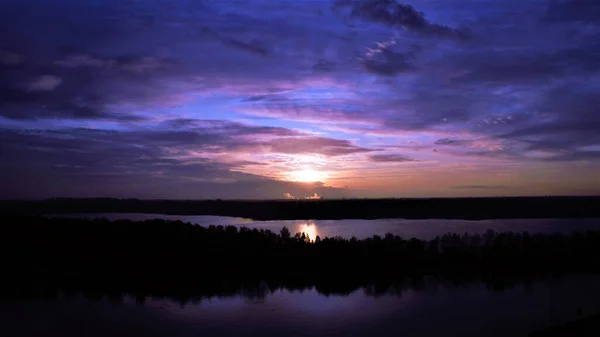 夕暮れ時に美しい湖のクローズアップショット — ストック写真