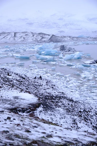 アイスランドのFjallsarlon Glacier Lakeでの氷山の垂直方向の眺め 氷山は青いです 曇りの天気です 湖に浮かぶ多くの氷山 — ストック写真