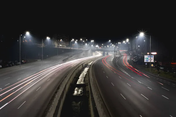 夜に道路灯がともる高速道路の長い露出ショット — ストック写真