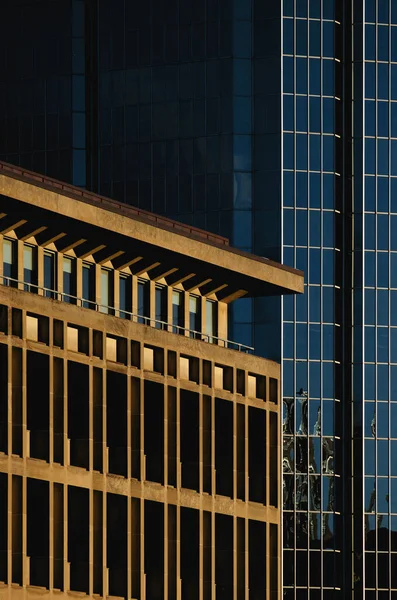Vertikal Bild Den Yttre Utformningen Högmoderna Byggnader Stad — Stockfoto
