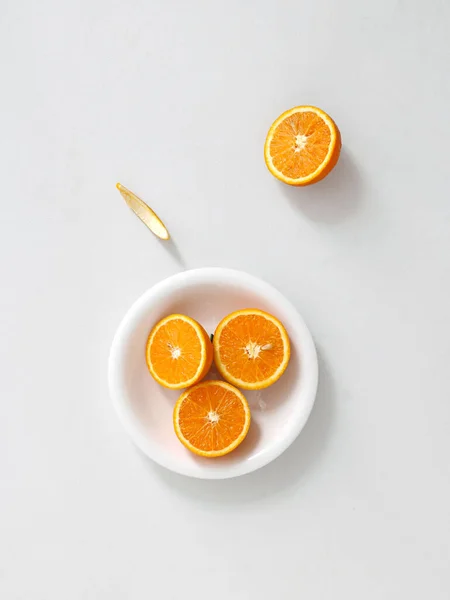 Świeżo Krojone Pomarańcze Wyizolowane Białym Tle — Zdjęcie stockowe