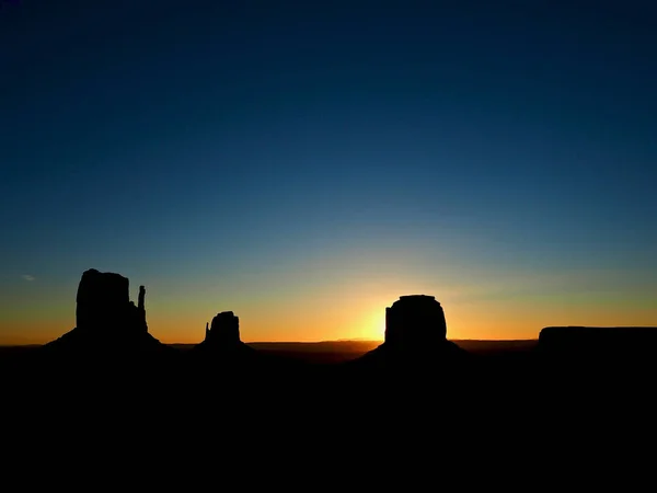 犹他州纳瓦霍民族的纪念碑谷日出的横向视图 — 图库照片