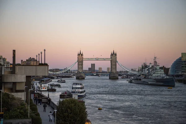 伦敦泰晤士河 伦敦塔桥 贝尔法斯特号博物馆等地黄昏的美丽时刻 — 图库照片