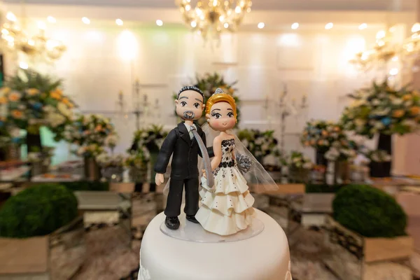 Selective Focus Shot Bride Groom Wedding Cake Topper Reception — Stock Photo, Image