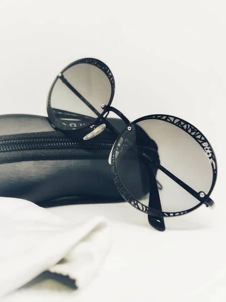 Vertical Shot Pair Black Sunglasses Case Microfiber Cloth White Background — Stock Photo, Image