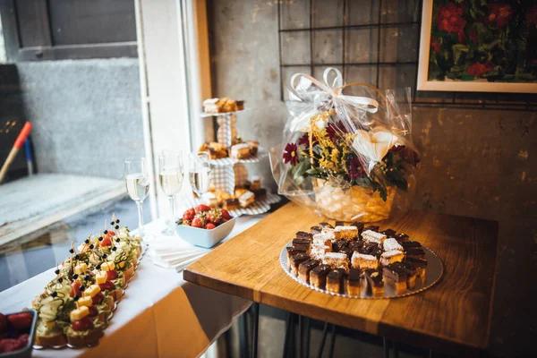 美味的糕点和罐头食品 在餐厅的桌子上摆上自助餐庆祝宴会 — 图库照片