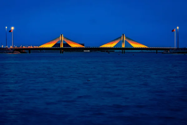 Shaikh Isa Bin Salman Causeway Bridge Verlicht Door Lichten Avond — Stockfoto