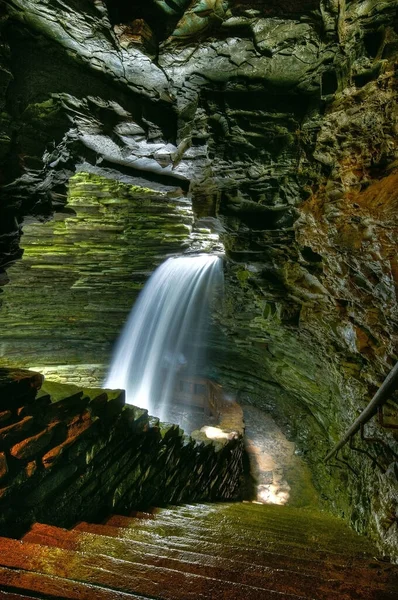 Una Vista Impresionante Una Cascada Dentro Una Cueva Watkins Glen — Foto de Stock