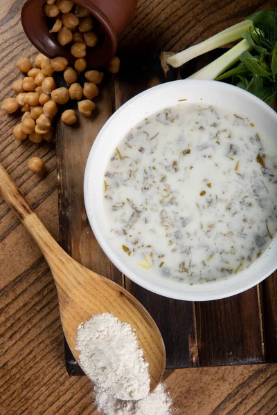 ひよこ豆 小麦粉をテーブルの上に置いてある白いスープの上からの眺め — ストック写真