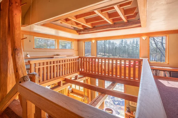 窓から差し込む木製の天井と明るい光の部屋の中 — ストック写真
