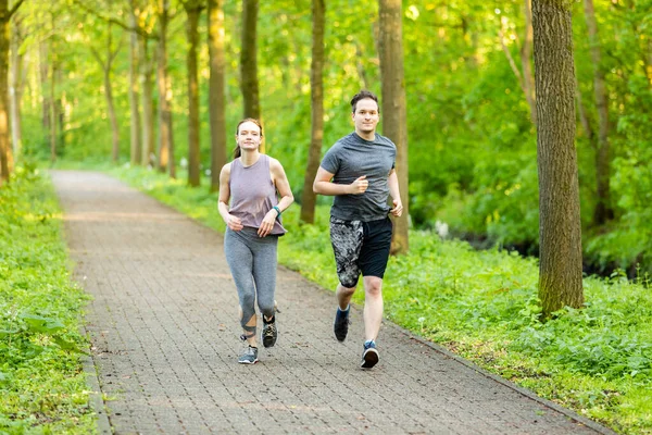 Ung Kvinna Och Man Som Springer Skog Solljuset — Stockfoto